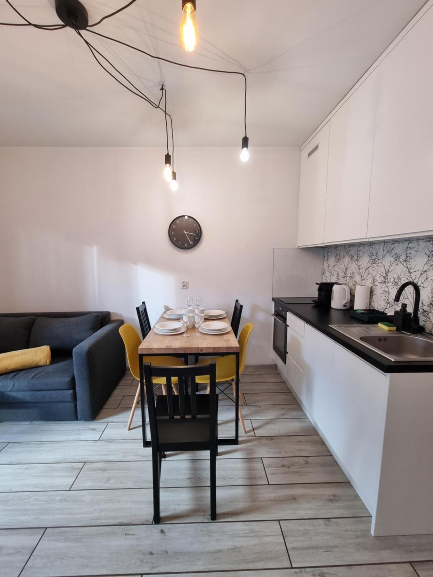 Old Town Yellow Apartment — Photos 3
